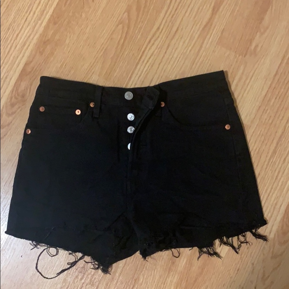 Black Levi’s high waisted shorts